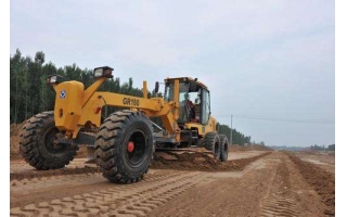 爱体育官方网站租赁平地机在蒙华铁路施工