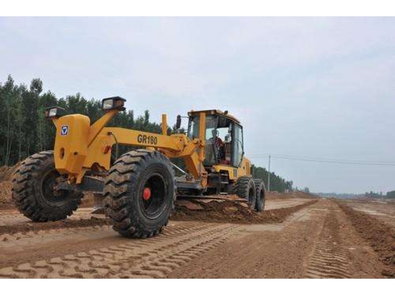 爱体育官方网站租赁平地机在蒙华铁路施工